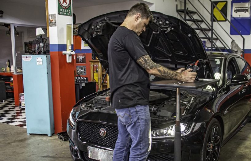 Mateus Leuck realizando diagnóstico eletrônico em veículo na oficina